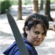 Insegnante scuola primaria impartisce lezioni a bambini dalla prima alla quinta